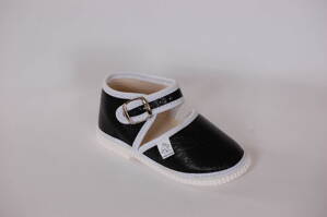 Kožené sandálky so zatvorenou špicou - čierna koža, biely lem